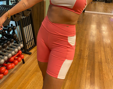 SHORT Feminino Fitness - Lycra Goiaba com detalhes brancos | Maria's Biquínis