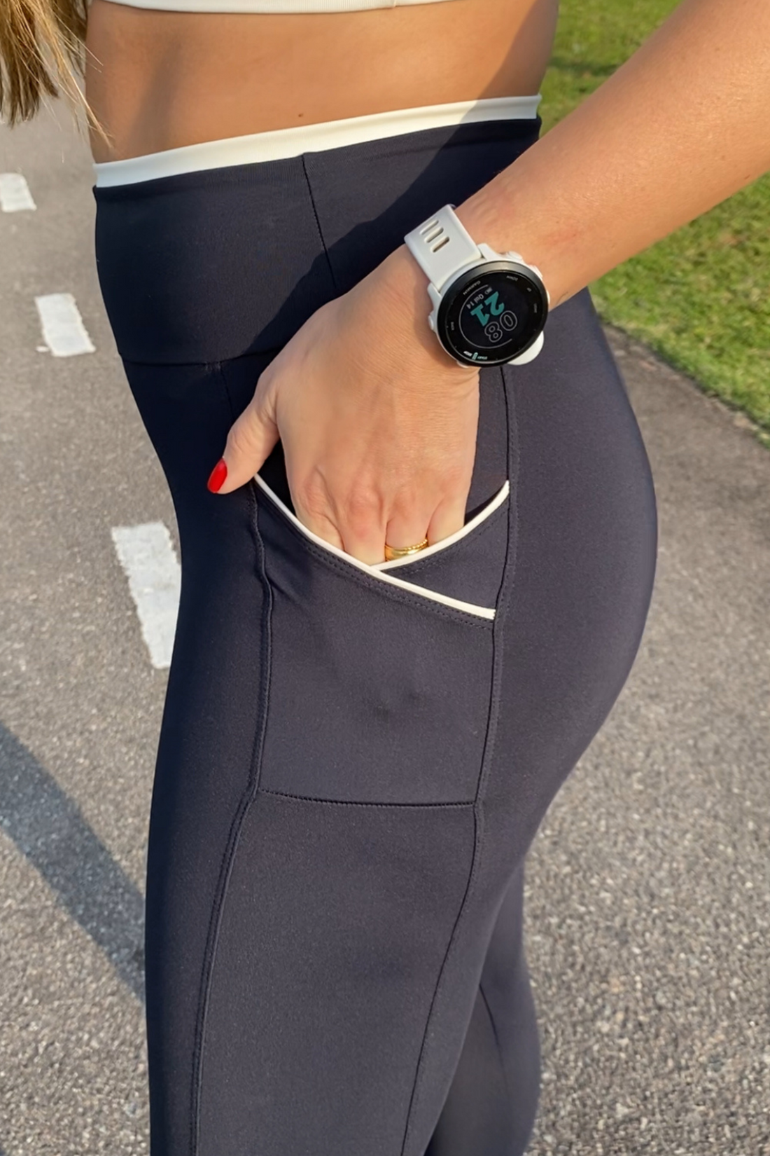 Calça Legging Feminino Fitness - Lycra Preta com detalhes Off White
