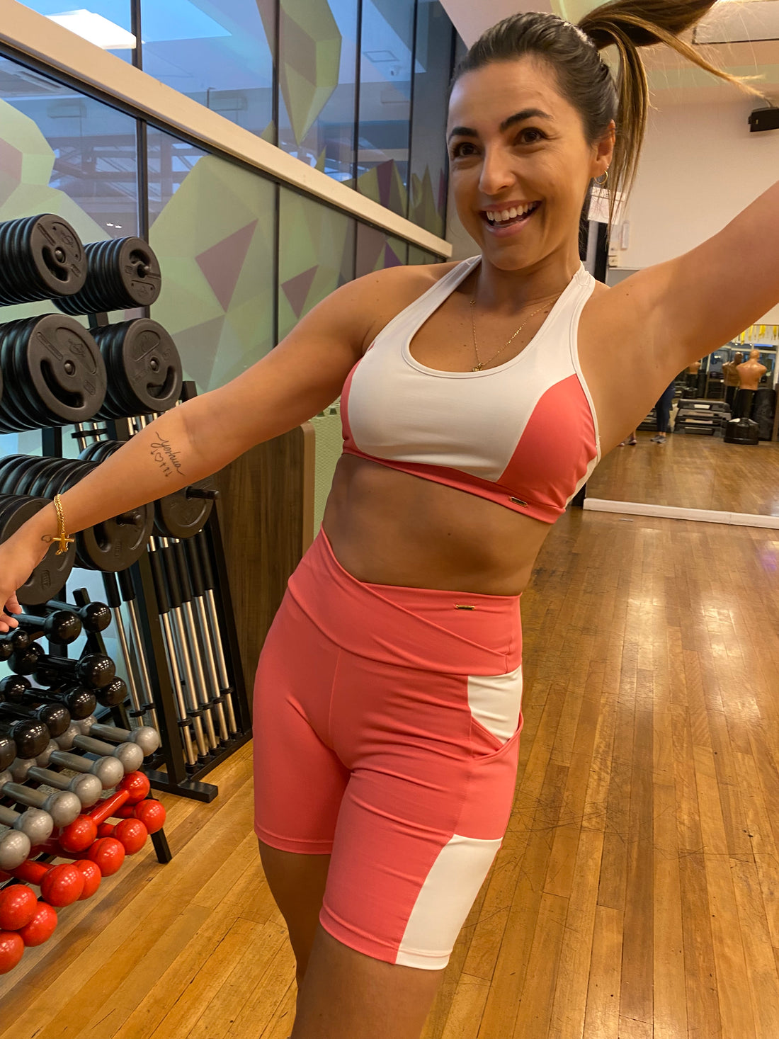 Top Feminino Fitness -Lycra Goiaba com detalhes brancos | Maria's Biquínis