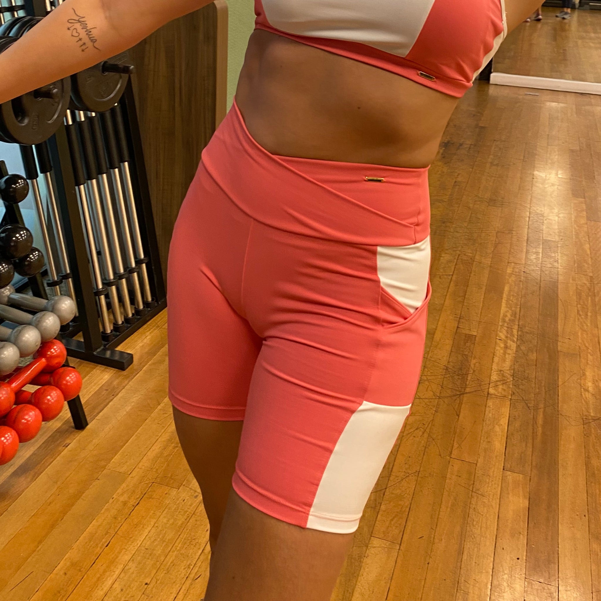 SHORT Feminino Fitness - Lycra Goiaba com detalhes brancos | Maria's Biquínis