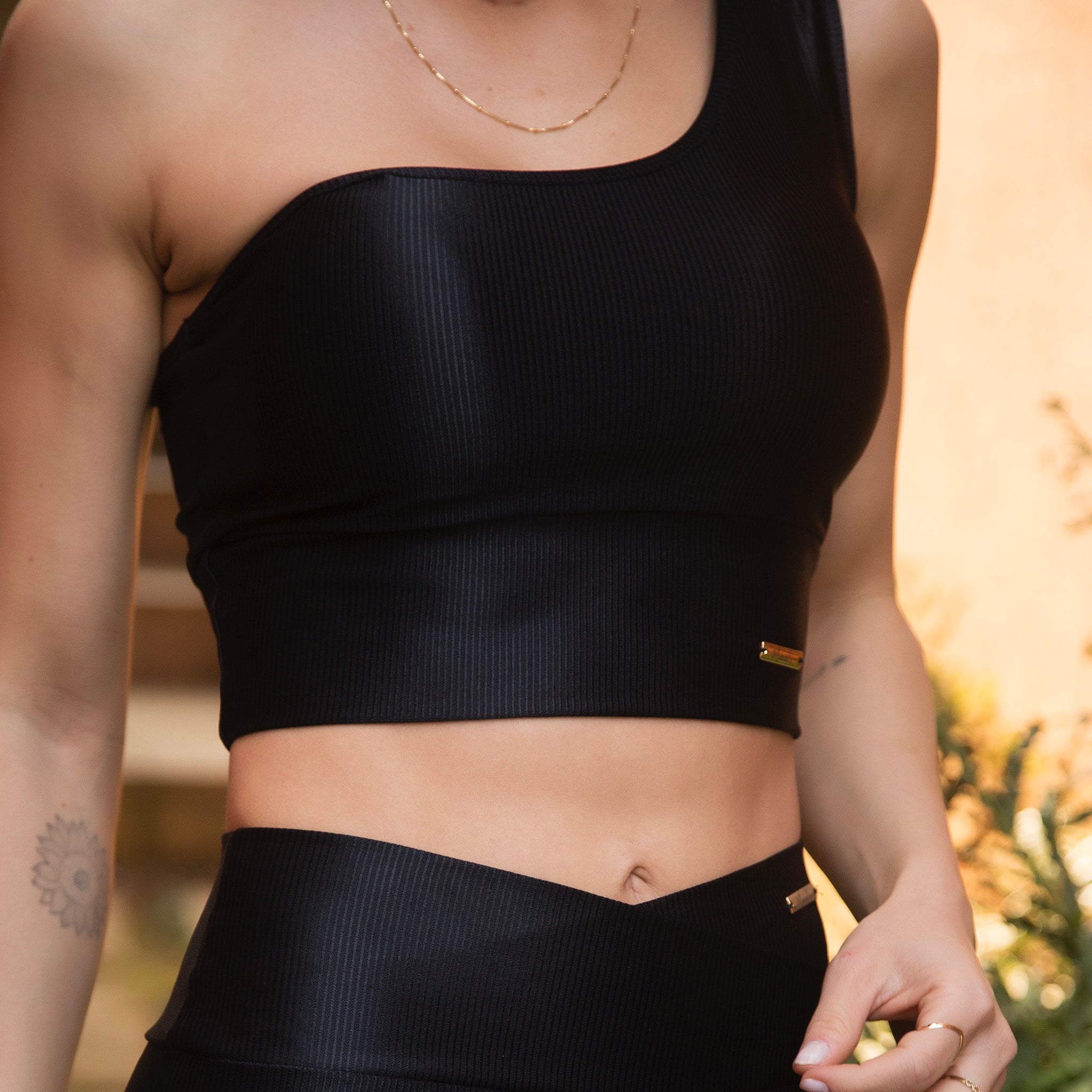 Top Feminino Fitness PRETO- Modelo um ombro - Alça e Bojo removíveis | Maria's Biquínis