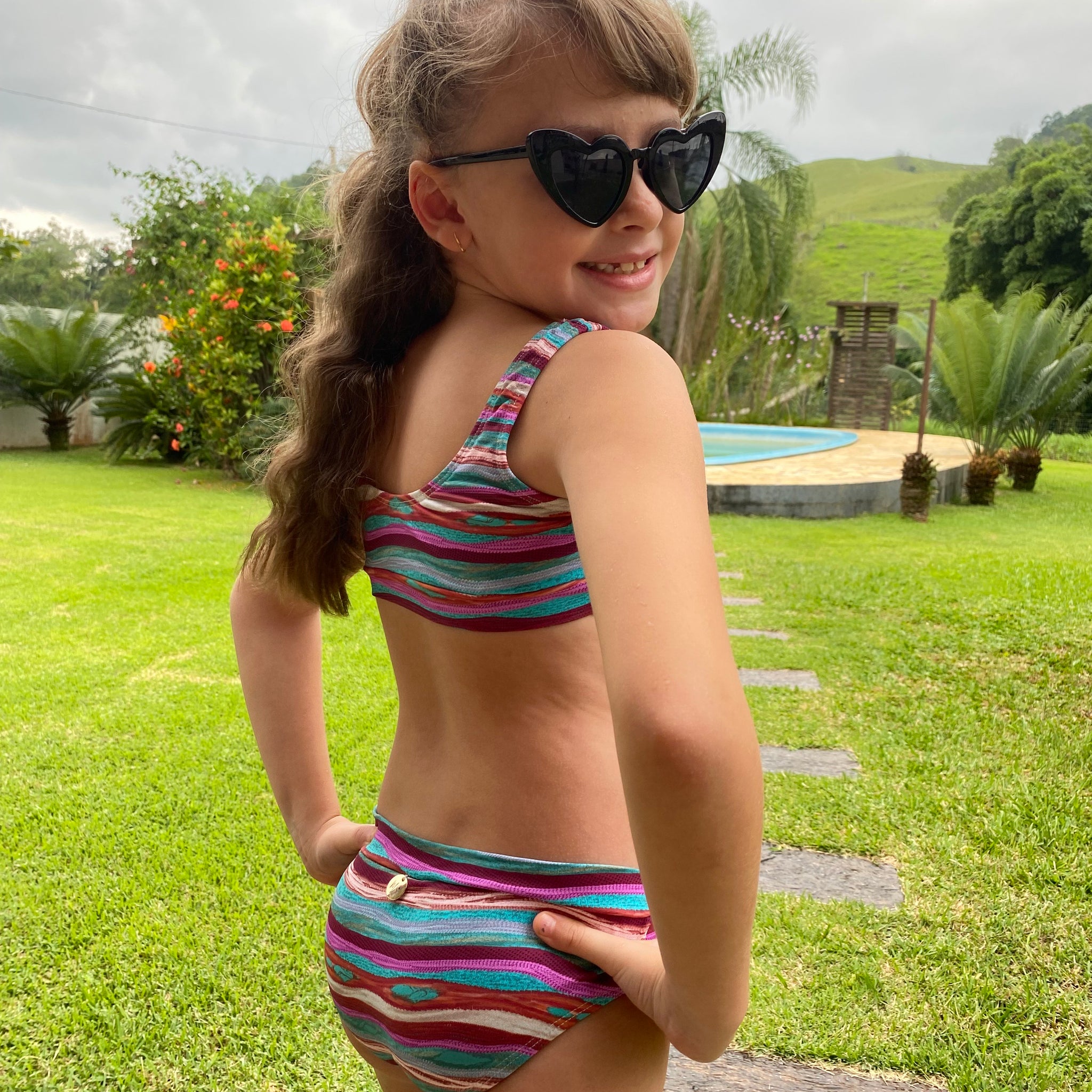 Conjunto Biquíni Infantil Feminino – Estampa Família, Top Inteiro e Calcinha Cós