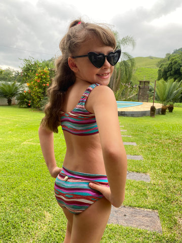 Conjunto Biquíni Infantil Feminino – Estampa Família, Top Inteiro e Calcinha Cós