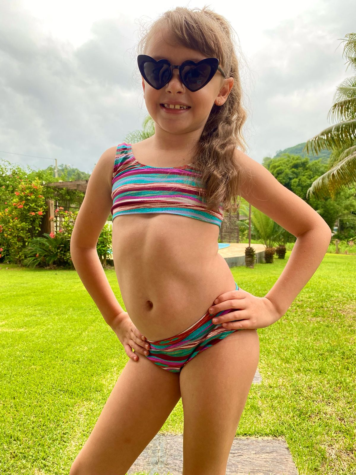 Conjunto Biquíni Infantil Feminino – Estampa Família, Top Inteiro e Calcinha Cós